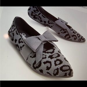 NWT Skechers Sz9 Gray Black Charcoal Leopard Flats with Bow